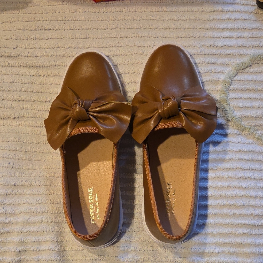 Fever Sole Women's Tan/Brown Bow Sneakers Size 9.5
